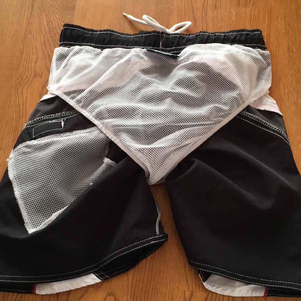 Boys size 16/18 swim trunks - Picture 5 of 7